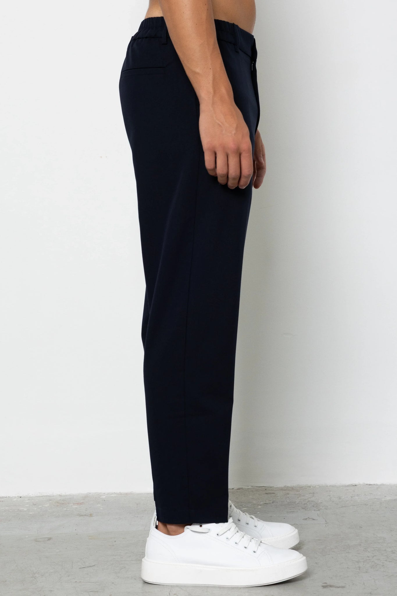 Pantalone con abbottonatura e pences regular