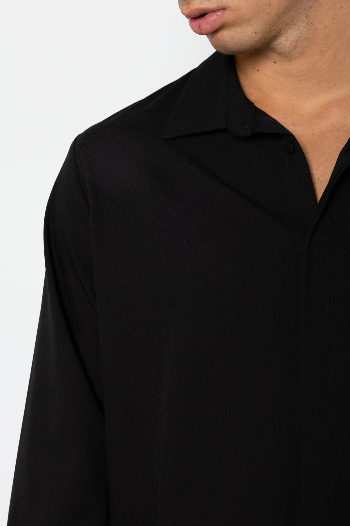 Camicia con abbottonatura nascosta