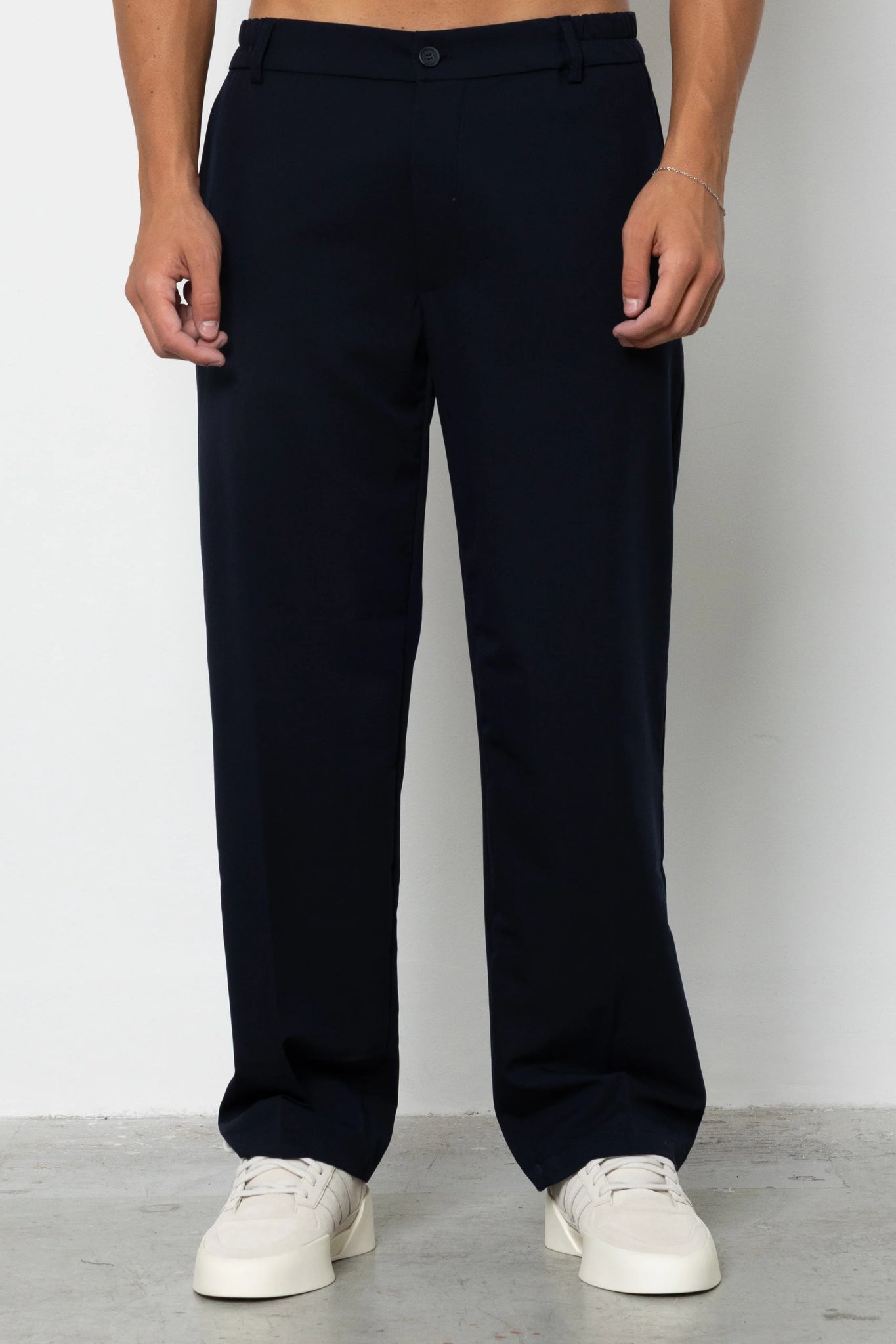 Pantalone con abbottonatura e pences fondo ampio