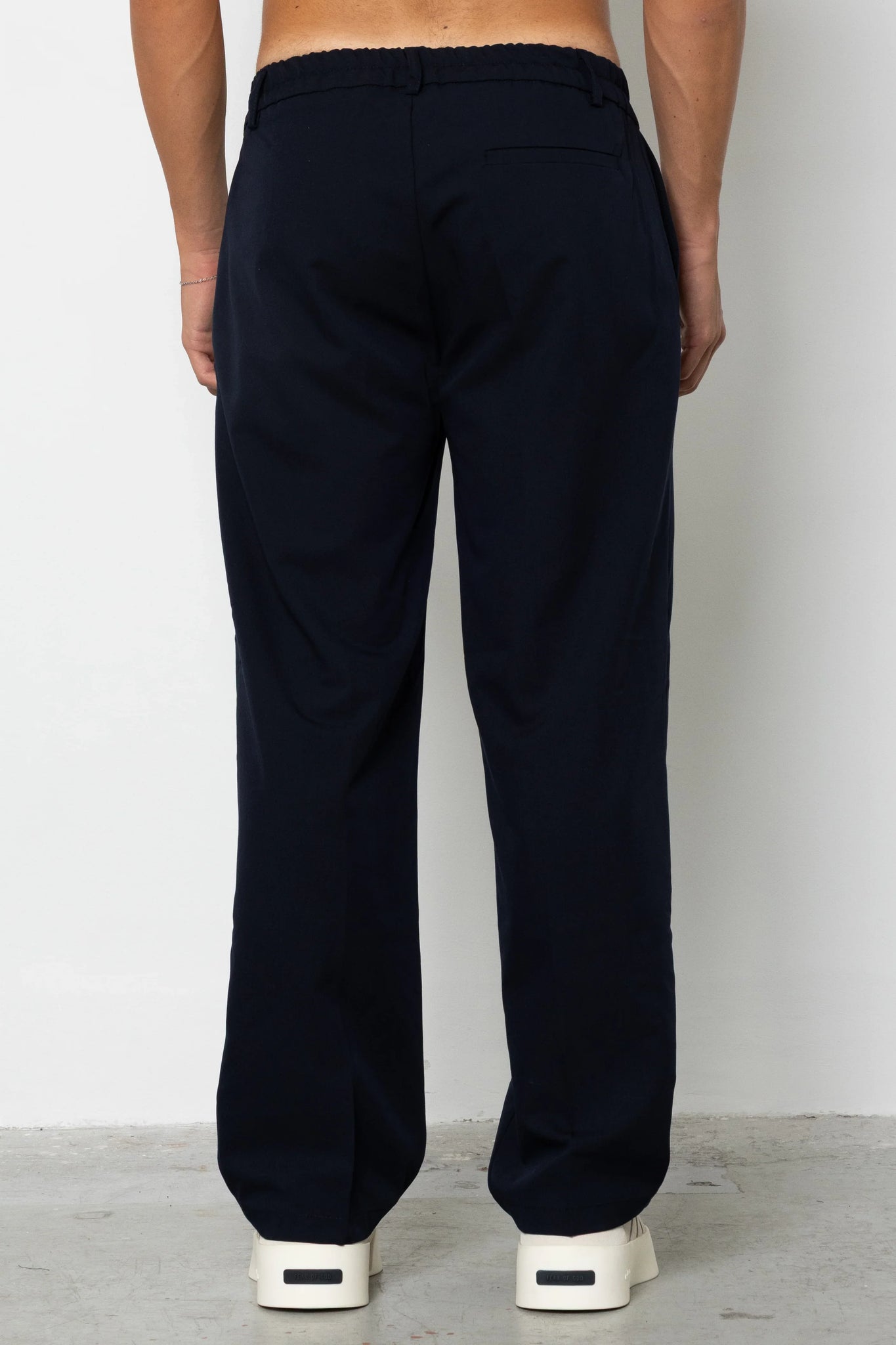 Pantalone con abbottonatura e pences fondo ampio