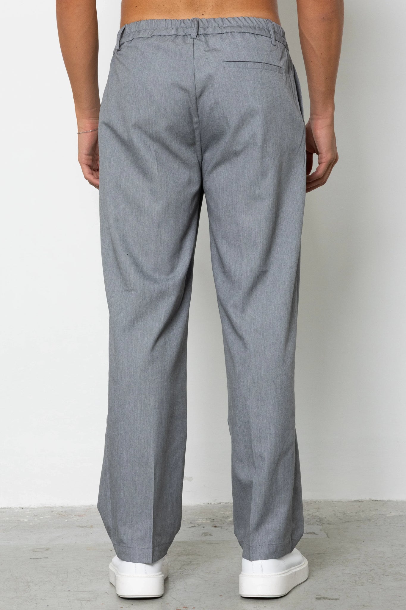 Pantalone con abbottonatura e pences fondo ampio