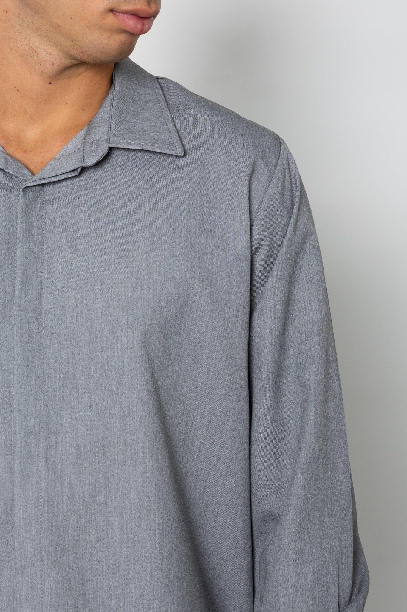 Camicia con abbottonatura nascosta