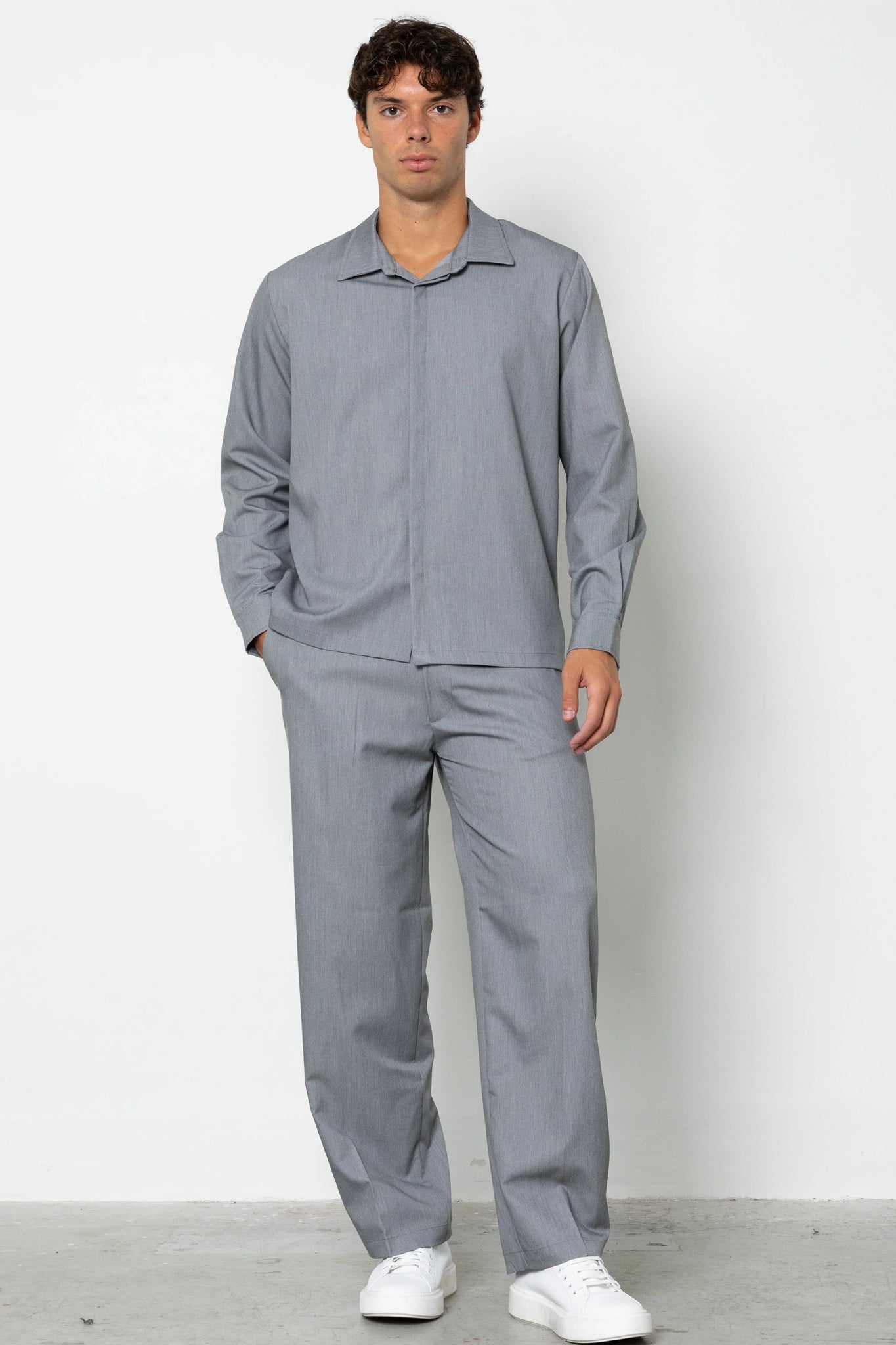 Pantalone con abbottonatura e pences fondo ampio