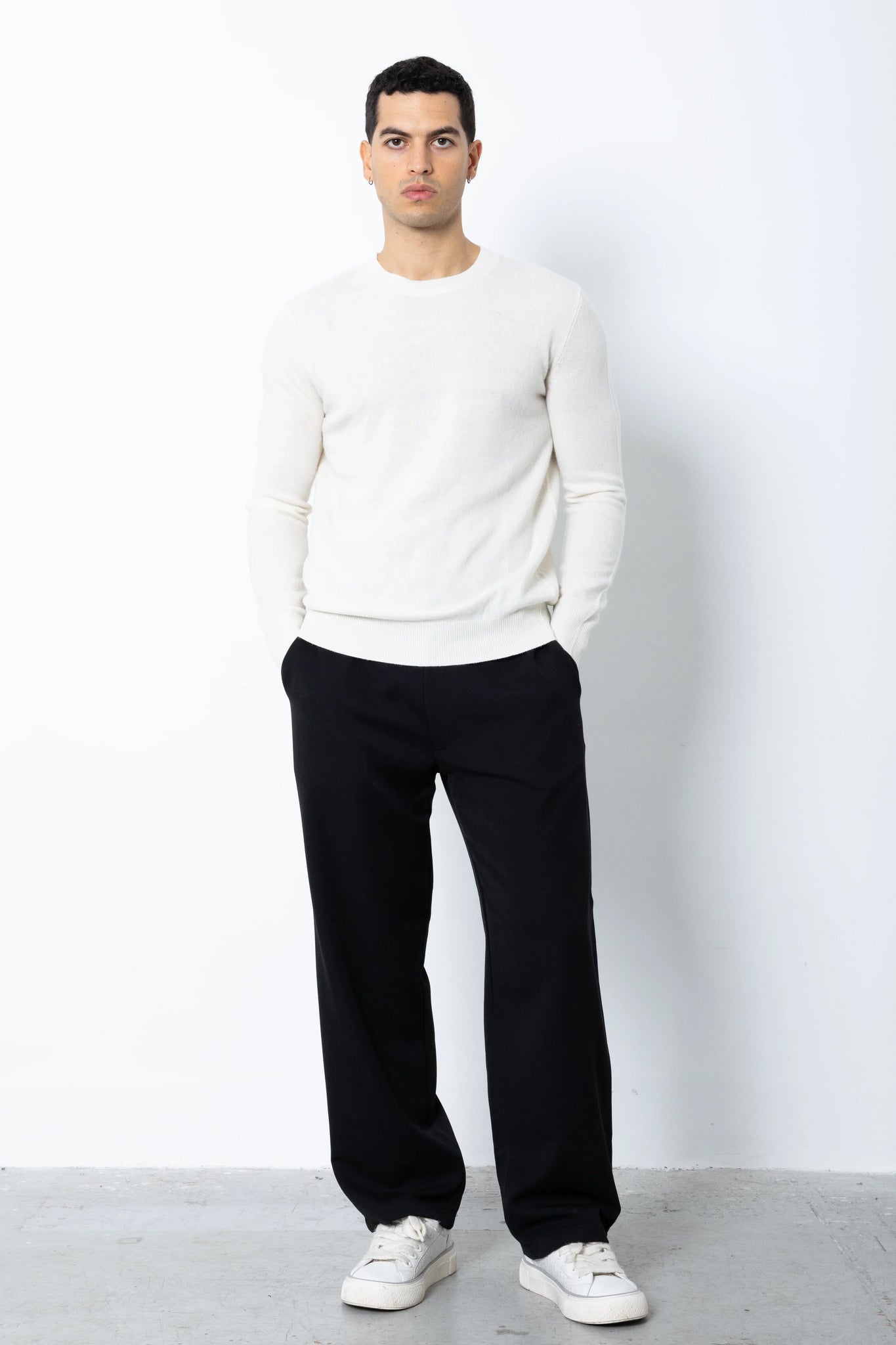 Pantalone abbottonatura e pences fondo ampio