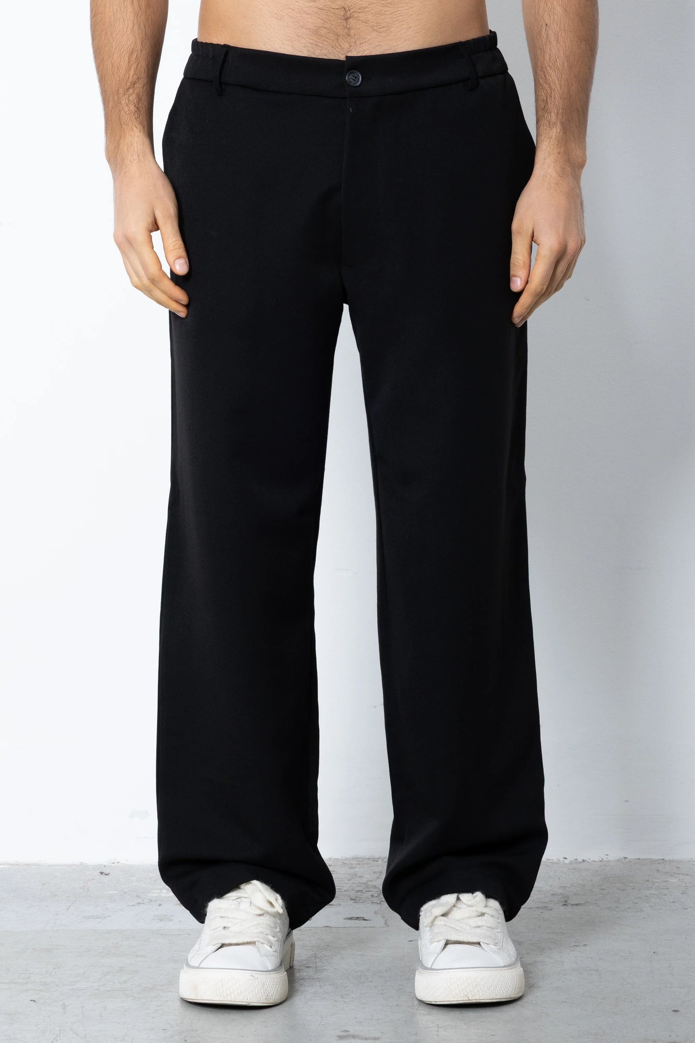 Pantalone abbottonatura e pences fondo ampio