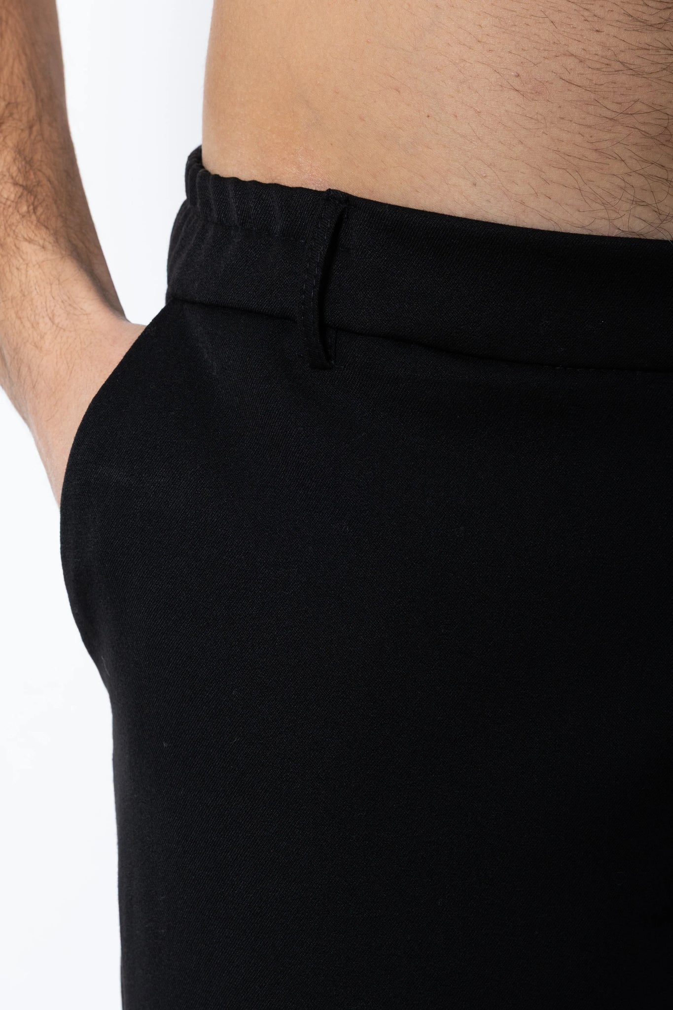 Pantalone abbottonatura e pences fondo ampio